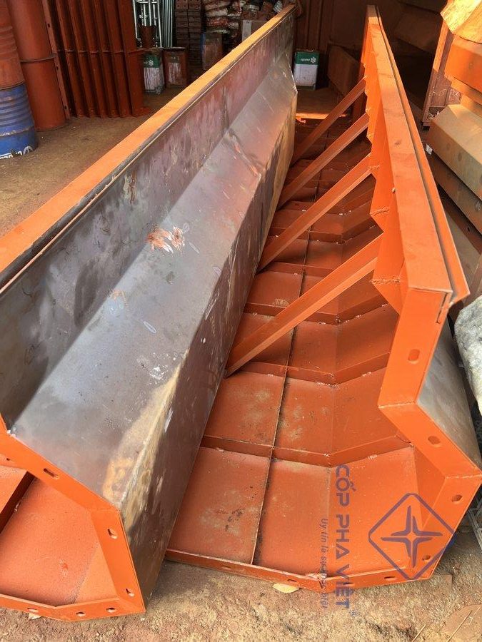 Dịch Vụ Sản Xuất Khuôn Dầm Cầu Thép Theo Yêu Cầu: Hành Trình Kiến Tạo Những Nhịp Cầu Bền Vững Tại Cốp Pha Việt coppha dam cau e1770004114788