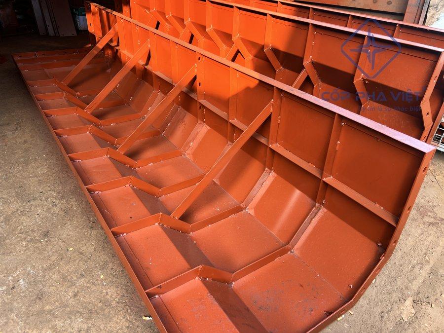 Dịch Vụ Sản Xuất Khuôn Dầm Cầu Thép Theo Yêu Cầu: Hành Trình Kiến Tạo Những Nhịp Cầu Bền Vững Tại Cốp Pha Việt coppha dam cau1