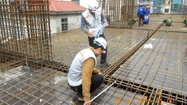 Cốp pha là gì? Có bao nhiêu loại cốp pha trong xây dựng hiện nay? Hệ cốp pha sàn bê tông với xà gồ và cây chống đỡ nhìn từ bên dưới