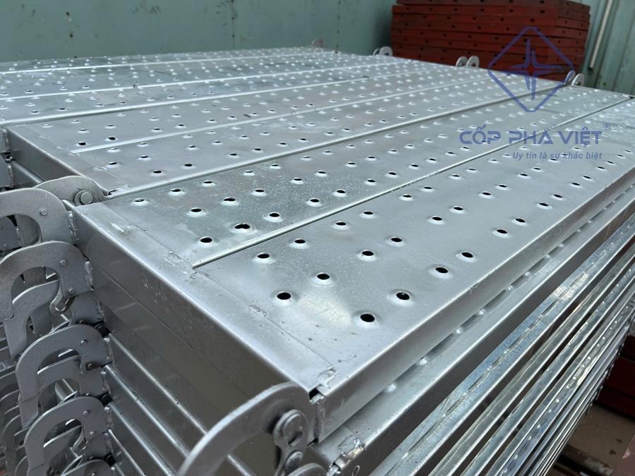 Ưu Điểm Mâm Giàn Giáo - Giải Pháp An Toàn Tiết Kiệm Cho Công Trình So Sánh Mâm Giàn Giáo Và Sàn Gỗ Truyền Thống