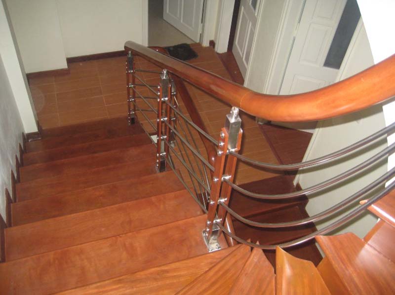 Cầu thang inox tay vịn gỗ 3
