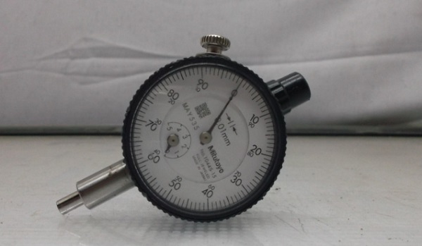 Mitutoyo 1044S là đồng hồ so dạng cơ thiết kế cứng cáp với khả năng chống chịu va đập tốt