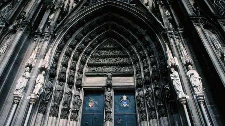 Gothic là gì? Kiến trúc Gothic và ứng dụng trong thiết kế nội thất