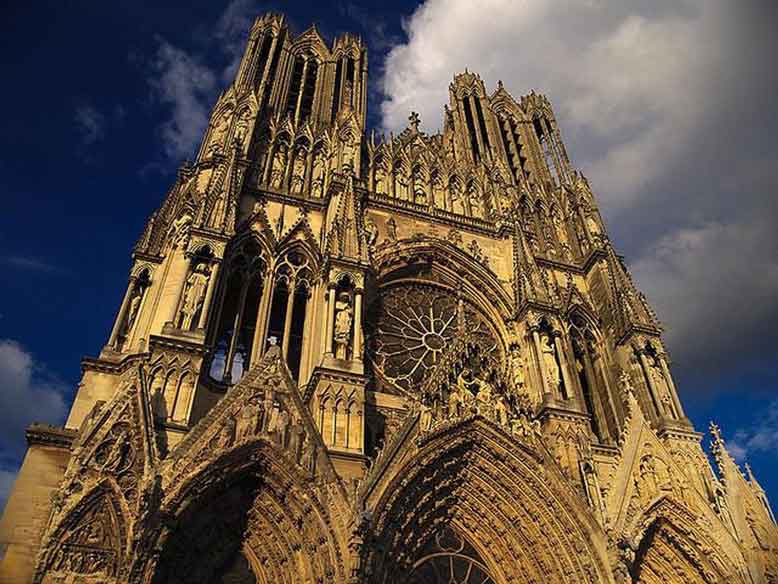 Nhà thờ Đức Bà Reims tồn tại từ thời trung cổ, trải qua 800 năm lịch sử
