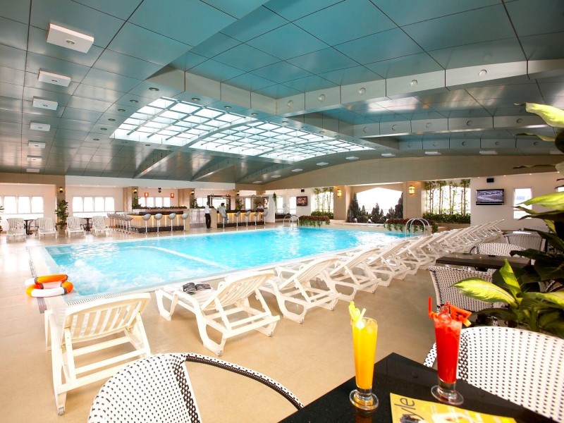 Không gian bể bơi thoáng đãng, sạch sẽ của khách sạn May