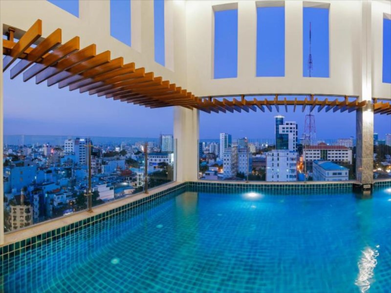Hồ bơi trong nhà, trên tầng cao của khách sạn Mường Thanh