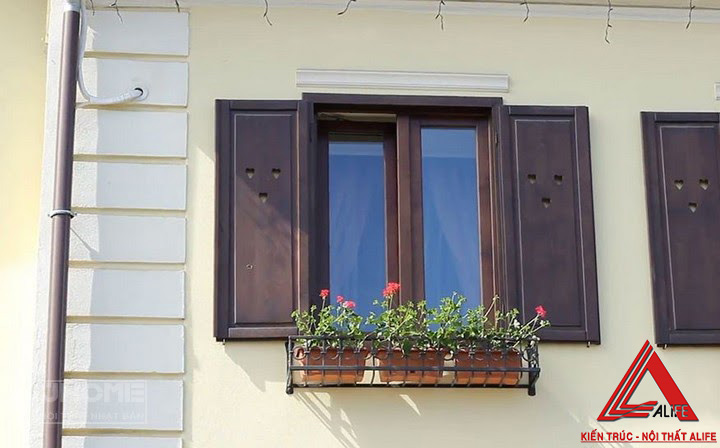 Mẫu cửa sổ gỗ với bồn hoa nhỏ xinh, đơn thuần mà ko kém phần đáng yêu
