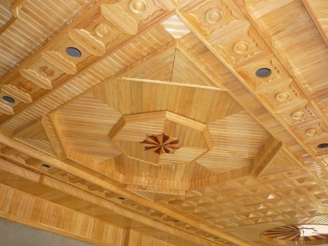 mẫu trần nhà bằng gỗ cổ điển