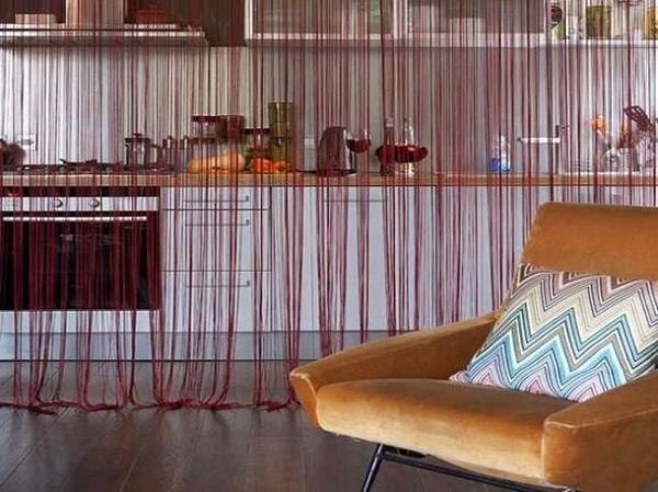 Rèm voan màu hồng tím mang tới sự đơn giản cho không gian bếp